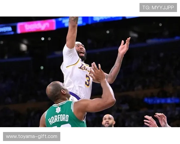 安东尼从单打转无球跑位拉开内线空档提升外线效率